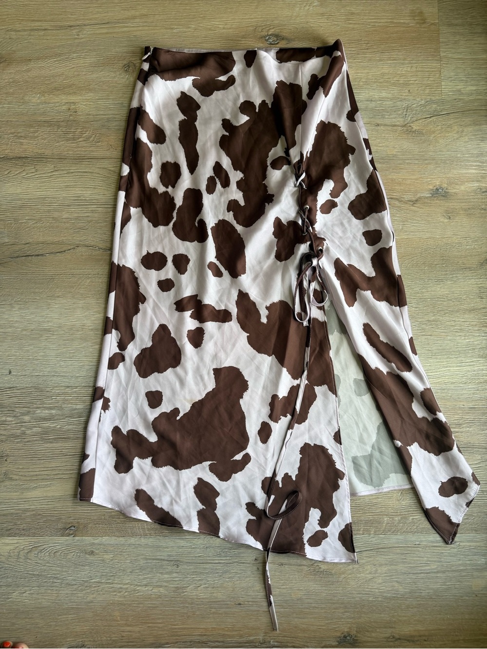ASOS DESIGN satin lace up midi skirt - Picture 3 of 5